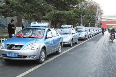 兰州治理黑车亮剑破冰 区域出租车缓解运力不足